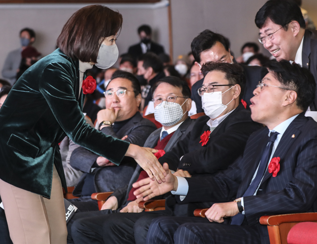 지난 5일 서울 송파구민회관에서 열린 국민의힘 송파을 신년인사회에서 나경원(왼쪽) 전 의원과 장제원 의원이 악수하고 있다. 뉴시스
