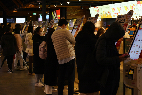 영화관을 찾은 시민들이 키오스크로 팝콘과 음료를 주문하고 있다. 문호남 기자