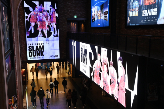 영화관에 슬램덩크 홍보 영상이 나오고 있다. ‘아바타2’가 다양한 특별관에서 N차 관람이 이어진 것처럼 ‘슬램덩크’ 역시 자막버전과 더빙버전의 N차 관람이 이어지고 있다. 문호남 기자