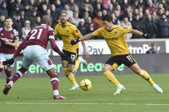 울버햄프턴 원더러스의 황희찬(맨 오른쪽)이 15일 오전(한국시간) 영국 울버햄프턴의 몰리뉴 스타디움에서 열린 2022-2023 EPL 웨스트햄과 홈 경기에에서 상대 수비수를 앞에 두고 돌파를 시도하고 있다. AP뉴시스