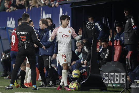 마요르카의 이강인이 15일 오전(한국시간) 스페인 팜플로나의 엘 사다르 경기장에서 열린 2022∼2023 스페인 프로축구 프리메라리가 17라운드 원정 경기에 선발 출전해 후반 39분까지 뛰고 교체되고 있다. EPA연합뉴스