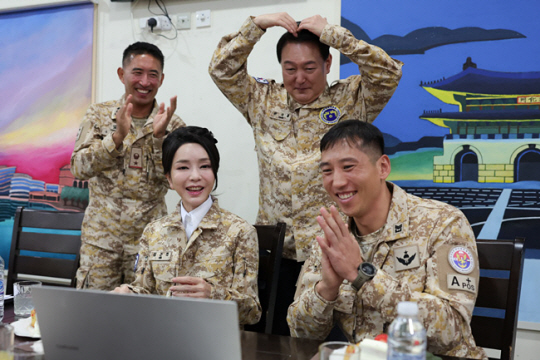 아랍에미리트(UAE)를 국빈 방문 중인 윤석열 대통령과 김건희 여사가 15일(현지시간) 현지에 파병중인 아크부대를 방문해 장병 가족들과 화상 통화하고 있다. 뉴시스