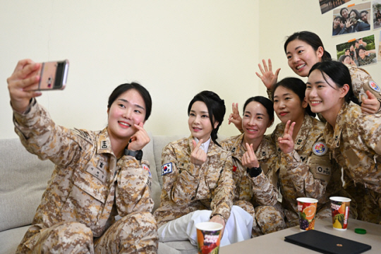 김건희 여사가 15일(현지시간) 현지에 파병중인 아크부대를 방문해 여군들과 만나 기념촬영하고 있다. 뉴시스