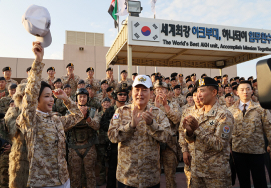 윤석열 대통령과 김건희 여사가 15일(현지시간) 현지에 파병 중인 아크부대를 방문, 명예 아크부대원 상징 모자를 받고 있다. 연합뉴스