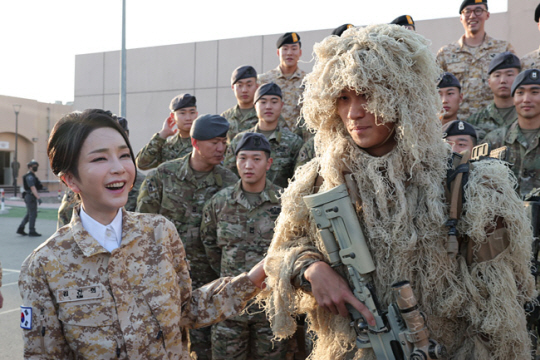 아랍에미리트(UAE)를 국빈 방문 중인 윤석열 대통령 부인 김건희 여사가 15일(현지시간) 현지에 파병중인 아크부대를 방문해 장병들과 대화하고 있다. 뉴시스