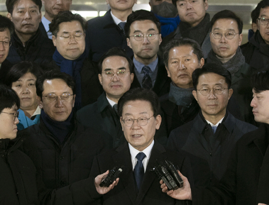 지난 10일 오후 경기 성남시 수원지검 성남지청에서 ‘성남FC 후원금 의혹’에 관한 검찰 소환조사를 마치고 나온 이재명 더불어민주당 대표가 당 지도부 인사들과 함께 취재진 앞에서 질문에 답하고 있다. 공동취재사진