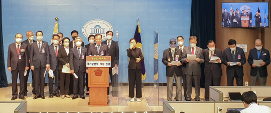 독립·호국·민주 관련 17개 보훈단체장들이 지난해 10월 12일 오전 국회 소통관에서 기자회견을 갖고 국가보훈처의 부(部) 승격 추진을 환영하고 정부조직개편안에 대한 국회의 조속한 처리를 촉구했다. 국가보훈처 제공