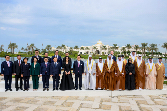 윤석열 대통령이 15일(현지시간) 오전 아랍에미리트(UAE) 아부다비 대통령궁에서 열린 국빈오찬에 앞서 무함마드 빈 자이드 알 나하얀(윤 대통령 오른쪽) 대통령 등 참석자들과 기념 촬영을 하고 있다. 앞줄 왼쪽부터 김동섭 한국석유공사 사장, 강구영 한국항공우주산업(KAI) 사장, 한화진 환경부 장관, 이영 중소벤처기업부 장관, 원희룡 국토교통부 장관, 이창양 산업통상자원부 장관, 김건희 여사, 윤 대통령. 뒷줄은 왼쪽부터 엄동환 방위사업청장, 정승일 한국전력공사 사장, 최태원 대한상공회의소 회장, 이종호 과학기술정보통신부 장관. AFP 연합뉴스