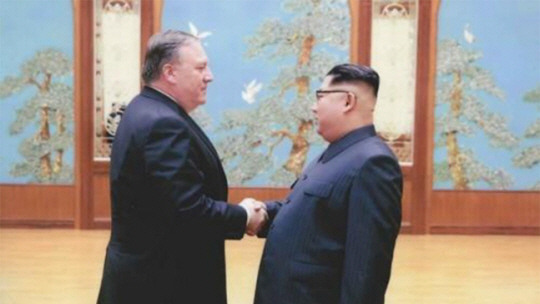 평양에서 김정은(우측) 북한 국무위원장을 만난 폼페이오 당시 미국 국무장관. 연합뉴스