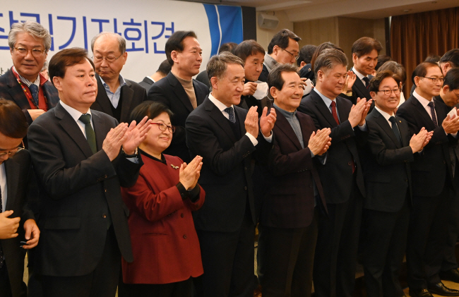 18일 오전 서울 중구 한국프레스센터에서 정세균(앞줄 왼쪽 네 번째) 전 국무총리 등 문재인 정부에서 장관, 청와대 수석비서관 등을 지낸 인사들이 정책포럼 ‘사의재’(四宜齋) 공식 출범 발족식에 참석해 박수를 치고 있다. 왼쪽부터 도종환 의원, 정현백 전 여성가족부 장관, 박능후 전 보건복지부 장관, 정 전 총리, 조대엽 전 정책기획위원장, 박범계 의원 순. 김동훈 기자