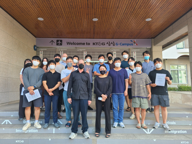 지난 2021년 충북 수안보 KT&G 수련관에서 진행된 글로벌 교육에 참여한 직원들과 외국인 강사가 기념사진을 촬영하고 있다. KT&G 제공