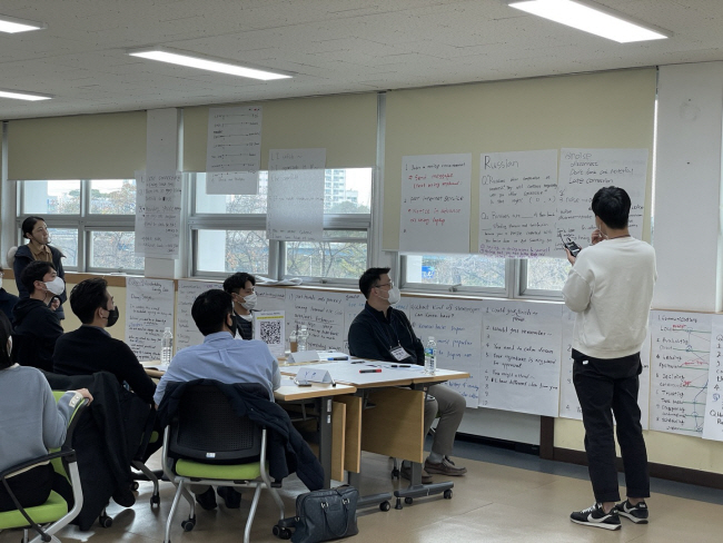 글로벌 비즈니스 분야 근무를 희망하는 KT&G 직원들이 대전 신탄진 인재개발원에서 진행된 어학교육에 참여하고 있다. KT&G 제공
