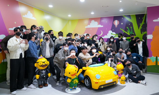 지난해 10월 에쓰오일 ‘개더링(Gathering)’ 행사에 참가한 신입사원들이 기념사진을 찍고 있다. 개더링은 직원들이 교류하며 회사에 대한 이해도와 소속감을 키우는 이벤트다. 에쓰오일 제공