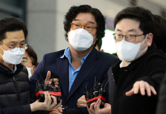 김성태 전 쌍방울 그룹 회장이 지난 17일 인천공항을 통해 귀국하고 있다. 김동훈 기자