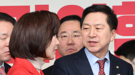 김기현 국민의힘 의원과 나경원 저출산고령사회위원회 부위원장이 지난 1일 서울 영등포구 여의동 국민의힘 당사에서 열린 2023 신년인사회에서 대화하고 있다. 뉴시스