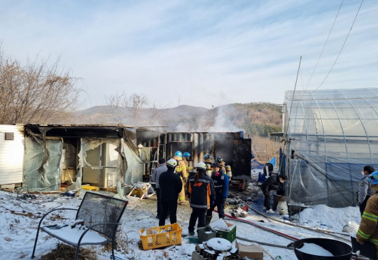 19일 오전 9시 30분쯤 경기 용인시 처인구 이동읍의 한 농경지에 설치된 컨테이너와 비닐하우스에서 불이 나 소방관들이 진화를 벌이고 있다. 경기도소방재난본부 제공