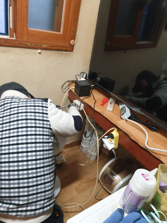 종로구 관계자가 쪽방 지역을 방문,  안전검검을 하고 있다. 종로구청 제공