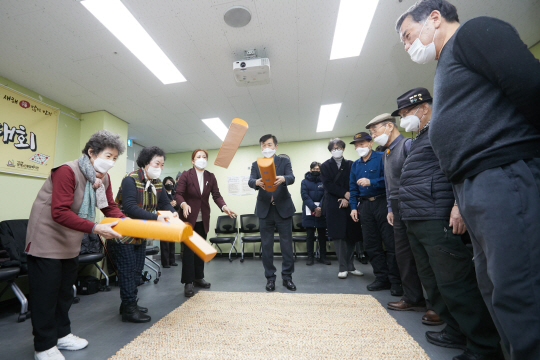 전성수(가운데) 서초구청장이 18일 서초구립 양재노인종합복지관에서 어르신들과 설맞이 행사를 즐기고 있다. 서초구청 제공