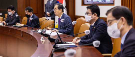 한덕수 국무총리가 19일 서울 종로구 정부서울청사에서 열린 국정 현안 관계 장관회의에 참석해 발언하고 있다. 연합뉴스