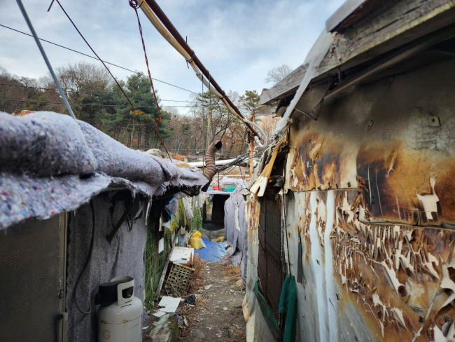 19일 오전 서울 강남구 개포동 구룡마을 주민들이 지붕에 이불이나 보온 덮개 등을 올려놓고 외부 바람을 차단하는 등 추위를 피하고 있다.  김군찬 기자