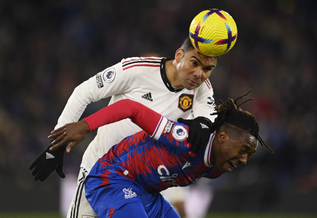 맨체스터 유나이티드의 카세미루(뒤)가 19일 오전(한국시간) 영국 런던 셀허스트 파크에서 열린 EPL 원정경기에서 크리스털 팰리스의 에베레치 에제와 볼을 다투고 있다.  로이터 연합뉴스