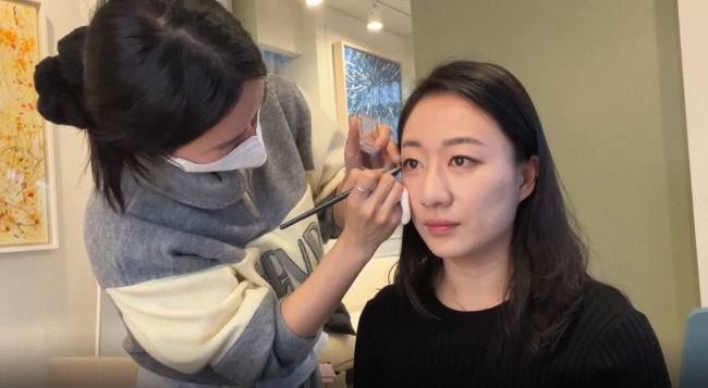 “아이돌 메이크업 핵심은 ‘화려하고 큰 눈’… 짧은 순간 가장 예쁜 모습 보여줘야”[K팝의 탄생 현장을 가다]