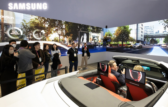 CES 2023이 열린 미국 라스베이거스 컨벤션센터 삼성전자 전시관에서 관람객들이 ‘레디 케어’ 솔루션을 체험하고 있다. 삼성전자 제공