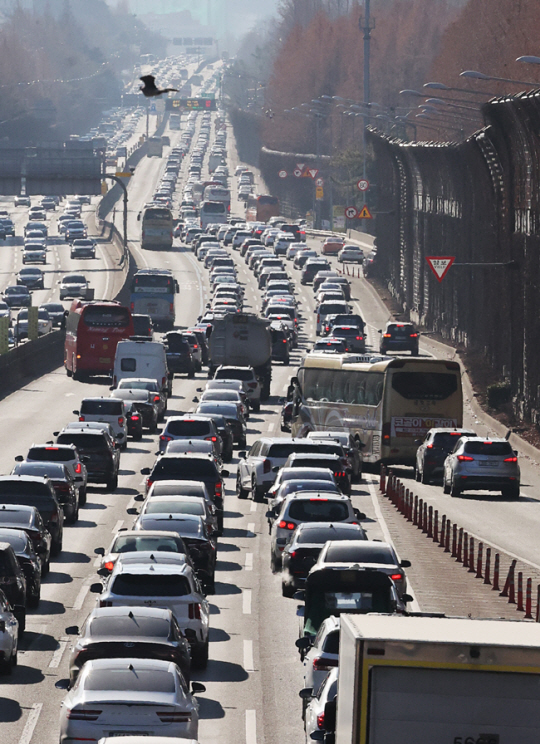 설 연휴 첫날인 21일 경부고속도로 서울 잠원IC 부근 하행선(오른쪽) 차량이 줄지어 늘어서 있다. 연합뉴스