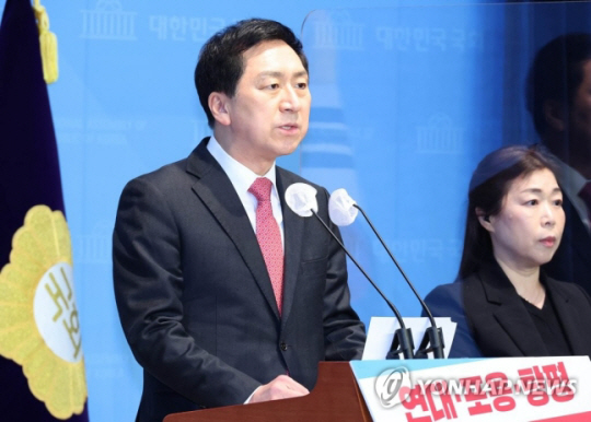 민의힘 당권주자인 김기현 의원이 19일 국회 소통관에서 ‘김기현의 비전과 통합 메시지’ 라는 주제로 기자회견을 하고 있다. 연합뉴스