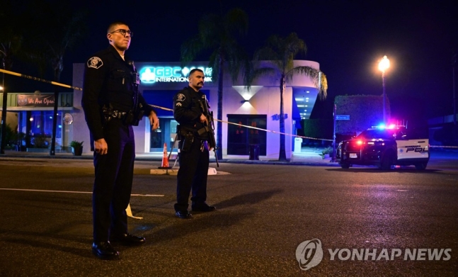 22일(현지시간) 미국 캘리포니아주 몬터레이 파크 시내에서 경찰이 총기난사 사건 발생 현장 인근에서 주변을 경계하고 있다. AFP 연합뉴스