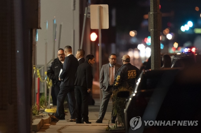 22일(현지시간) 미국 캘리포니아주 몬터레이 파크 시내에서 수사관들이 총기난사 현장을 살피고 있다. AP 연합뉴스