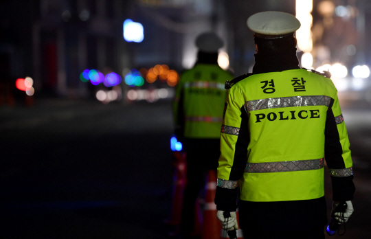 음주 운전 단속을 하고 있는 경찰. 뉴시스