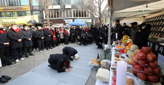 설날인 22일 서울 용산구 녹사평역 인근에 마련된 이태원 참사 희생자 합동분향소에서 열린 합동 차례에서 유가족들이 희생자들에게 큰 절을 올리고 있다. 뉴시스