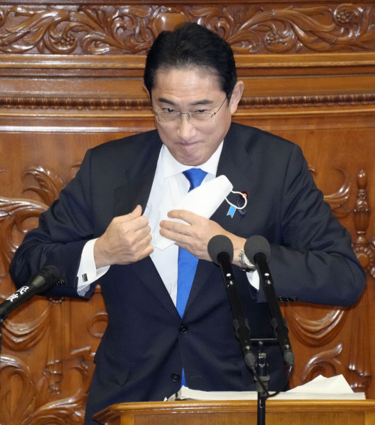 기시다 후미오 일본 총리가 지난 23일 국회 본회의장에서 연단에 오른 뒤 정기국회 시정방침 연설을 위해 마스크를 안주머니에 넣고 있다. 교도통신 연합뉴스