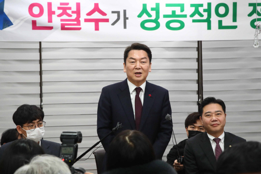 국민의힘 당권주자인 안철수 의원이 24일 서울 여의도 한 식당에서 열린 설 맞이 북한이탈주민 초청 간담회 및 떡국 오찬에서 인사말을 하고 있다. 국회공동취재단