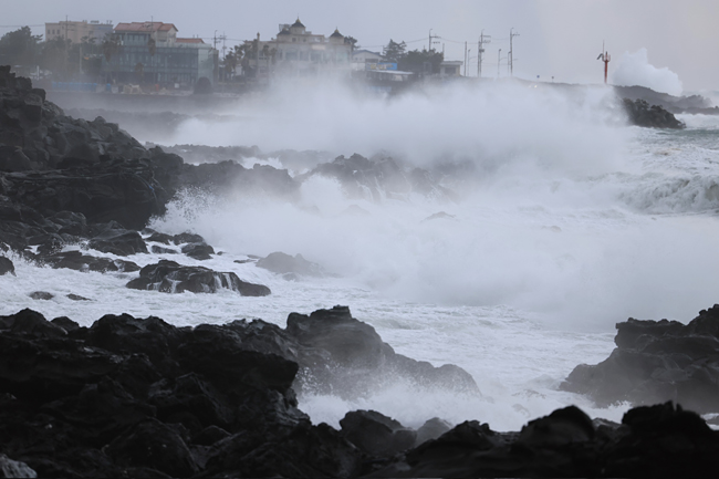 24일 오전 제주시 용담동 해안에 강풍과 함께 거센 파도가 휘몰아치고 있다. 연합뉴스