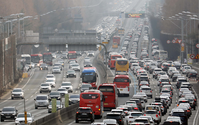 설 연휴 마지막날인 24일 오전 막바지 귀경 정체가 시작됐다. 사진은 23일 오후 서울 서초구 잠원IC 인근 경부고속도로 상하행선이 정체를 빚는 모습. 뉴시스