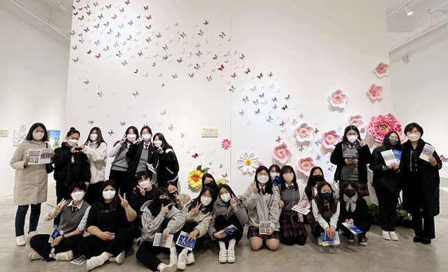 지난해 11월 15일 충남 당진시 당진문예의전당 전시관에서 열린 당진남부사회복지관 주관 ‘초록발자국-지구방위대’ 전시에 참가한 청소년들이 본인들이 만든 업사이클 작품 ‘나비효과’ 앞에서 복지관 관계자들과 기념촬영을 하고 있다. 초록우산어린이재단 제공