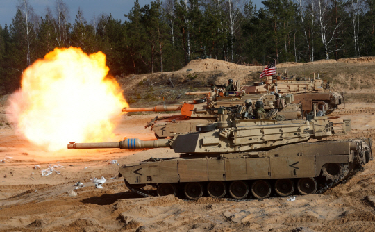 2021년 3월 26일 라트비아에서 미 육군 M1A1 에이브럼스 탱크가 사격 훈련을 하고 있다. 로이터 연합뉴스