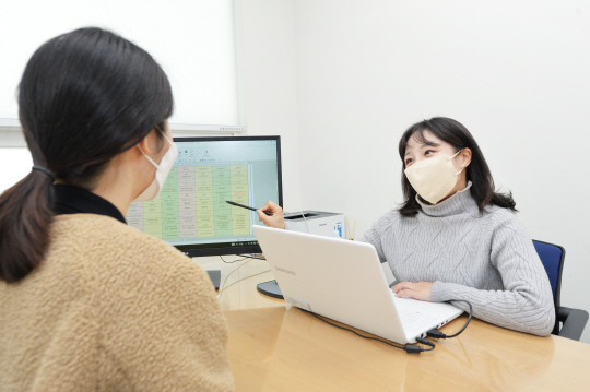 동대문 교육지원센터에서 실시하고 있는 1 대 1 상담.  동대문구청 제공