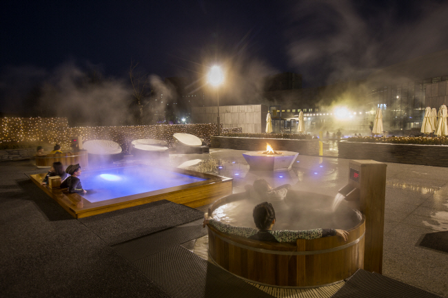 충남 아산의 파라다이스 스파 도고 히노키탕. 파라다이스 스파 도고는 겨울시즌에도 다양한 노천탕은 물론이고 파도풀 등 실외 놀이시설까지 모두 가동한다.