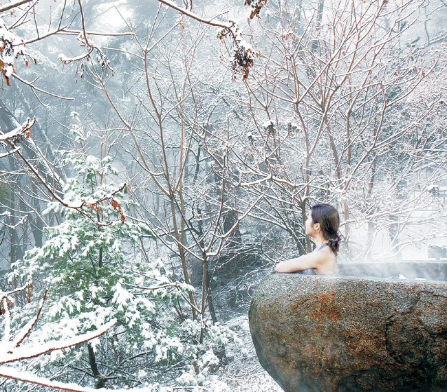 커다란 바위를 파내 만든 욕조에 몸을 담그는 포레스트 리솜의 스톤 스파.