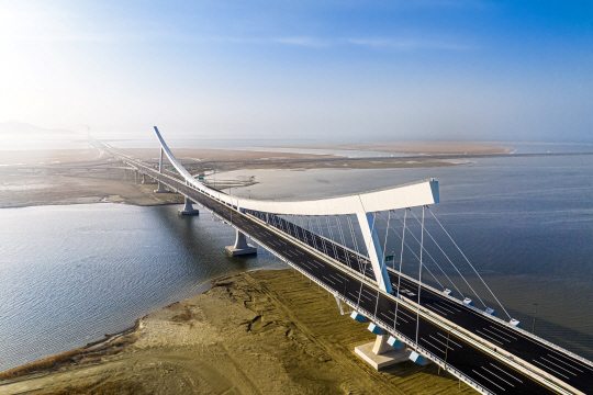 DL이앤씨가 준공한 ‘새만금 남북도로 1단계 구간’ 전경. DL이앤씨 제공