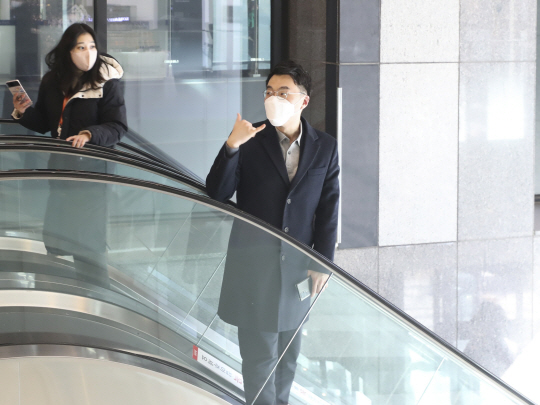 더불어민주당 김남국(오른쪽) 의원이 25일 서울 마포구의 한 식당에서 이재명 당 대표와 당내 초선 모임 ‘처럼회’ 간의 오찬 모임에 참석한 뒤 밖으로 나서고 있다. 뉴시스