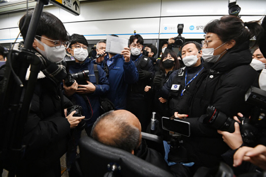 전국장애인차별철폐연대 회원들이 지난 2일 오전 서울 용산구 지하철 4호선 삼각지역에서 지하철 탑승 선전전을 하려 하자 경찰·서울교통공사 측과 충돌하고 있다. 문호남 기자