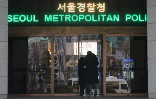이태원 참사 관련 김광호 서울경찰청장 등을 수사중인 검찰이 압수수색에 들어간 18일 오후 서울 종로구 서울경찰청사로 관계자들이 들어가고 있다. 뉴시스