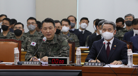 김승겸(왼쪽) 합참의장과 이종섭(오른쪽) 국방부 장관이  26일 서울 여의도 국회에서 열린 국방위원회 전체회의에 출석해 의원들 질의에 답하고 있다.