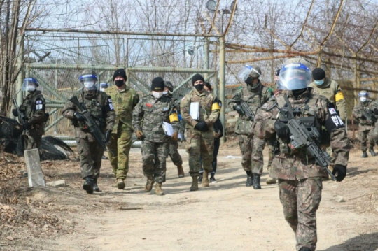 유엔군사령부가 지난 4일 페이스북에 지난해 한 해 진행했던 ▲ 전방부대 정전협정 준수 여부 ▲ 중립국감독위원회 활동 ▲ 대북 통신 유지 ▲ 유해 송환 ▲ 한강하구 작전 등 주요 임무별 활동 상황을 전했다. 사진은 정전협정 준수 확인하는 유엔군사령부. 유엔군사령부 페이스북