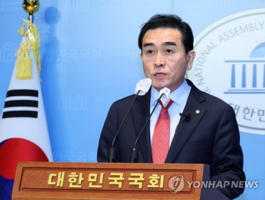 태영호 국민의힘 의원이 지난 19일 서울 여의도 국회 소통관에서 최고위원 출마 기자회견을 열고 있다. 연합뉴스