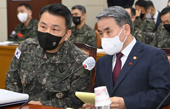26일 오전 서울 여의도 국회에서 열린 국방위원회 전체회의에 출석한 이종섭(오른쪽) 국방부 장관과 김승겸 합참의장이 북한 무인기 관련 전비태세검열 및 대응 방안을 보고하는 과정에서 의견을 나누고 있다.  김동훈 기자